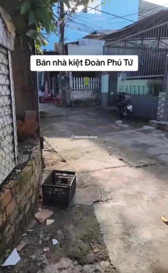 NHÀ MỚI VÀO Ở NGAY - LÝ TƯỞNG CHO GIA ĐÌNH TRẺ AN CƯ LẠC NGHIỆP.  - Nhà cấp 4 mới xây đường Đoàn Phú Tứ. - Diện tích 105m2, ngang 5,1m. - Đường trước nhà 3m cách mặt tiền đường chỉ 3 cái nhà là đến. - Cấp 4 gồm 2 ngủ, phòng khách, bếp, wc, sân để xe.